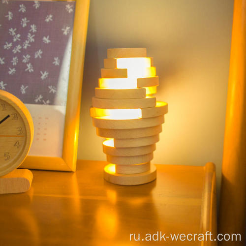 Скручивая светлая деревянная декоративная настольная лампа